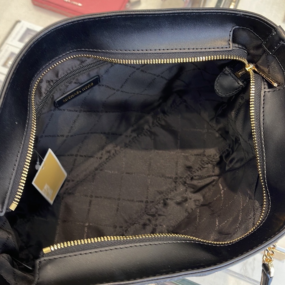 MICHAEL KORS
Jet Set Medium Front Zip Pebbled Leather Chain Tote Bag
Black - Picture 5 of 16